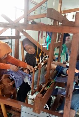 Pertamina Patra Niaga Kilang Balongan Melalui Program Seruni Lestarikan Budaya Tenun Pada Masyarakat Indramayu