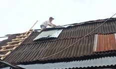 Perumda Pasar Kota Bitung Sigap Perbaiki Atap Rusak di Pasar Pinasungkulan Sagerat