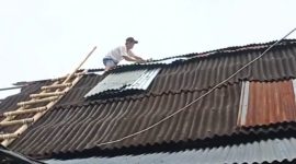 Perbaikan salah satu unit lapak Pasar Pinasungkulan Sagerat yang mengalami kerusakan di bagian atap.