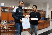 Tamrin Bandu saat melakukan pembayaran terkait kegiatan Festival Ramadhan di kantor Perumda Pasar Kota Bitung