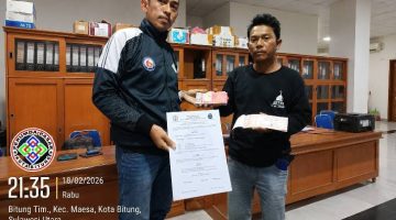 Tamrin Bandu saat melakukan pembayaran terkait kegiatan Festival Ramadhan di kantor Perumda Pasar Kota Bitung