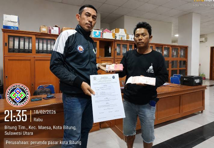 Tamrin Bandu saat melakukan pembayaran terkait kegiatan Festival Ramadhan di kantor Perumda Pasar Kota Bitung