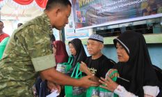 Yonif TP 852 / ABY gelar bakti sosial dan penyerahan bantuan sosial berupa sembako secara serentak di Desa binaan wilayah sekitar satuan.