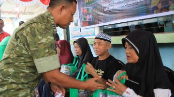 Yonif TP 852 / ABY gelar bakti sosial dan penyerahan bantuan sosial berupa sembako secara serentak di Desa binaan wilayah sekitar satuan.